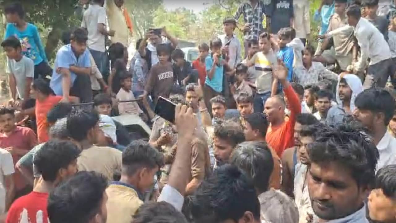 हंगामा करते लोग