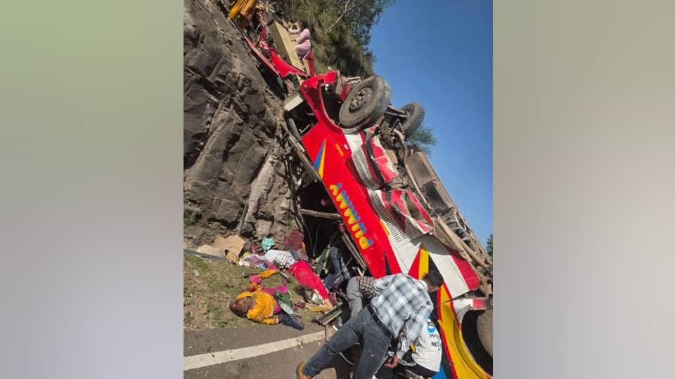 Udhampur Bus Tragedy Update 21 Dead Overloading Blamed Know Details in Hindi