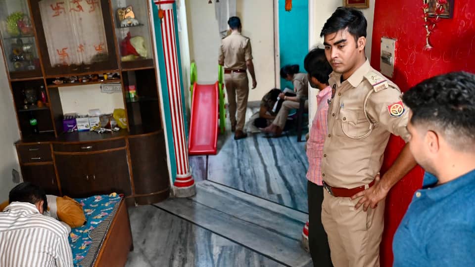 Kanpur Twin Murder Case Father Allegedly Drugged Daughters Before Slitting Their Throats News in Hindi