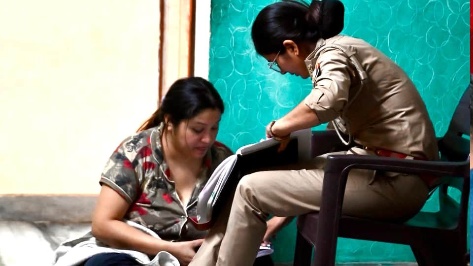 Kanpur Twin Murder Case Father Allegedly Drugged Daughters Before Slitting Their Throats News in Hindi