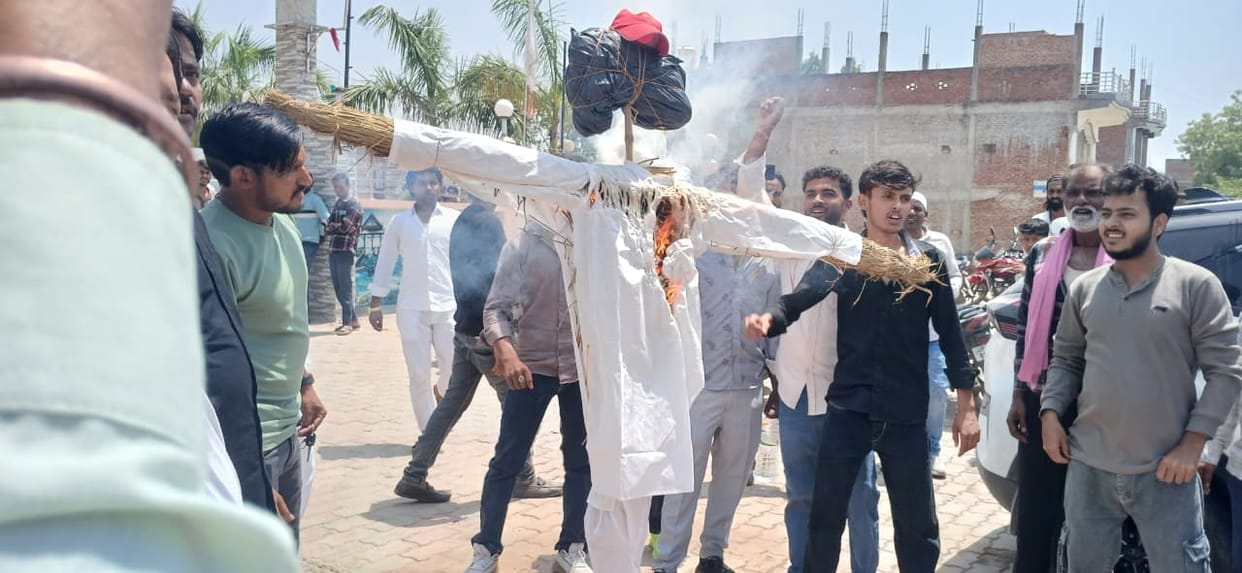 Fatehpur Muslim SP Workers Protest Against Akhilesh Yadav Statement Effigy Burnt