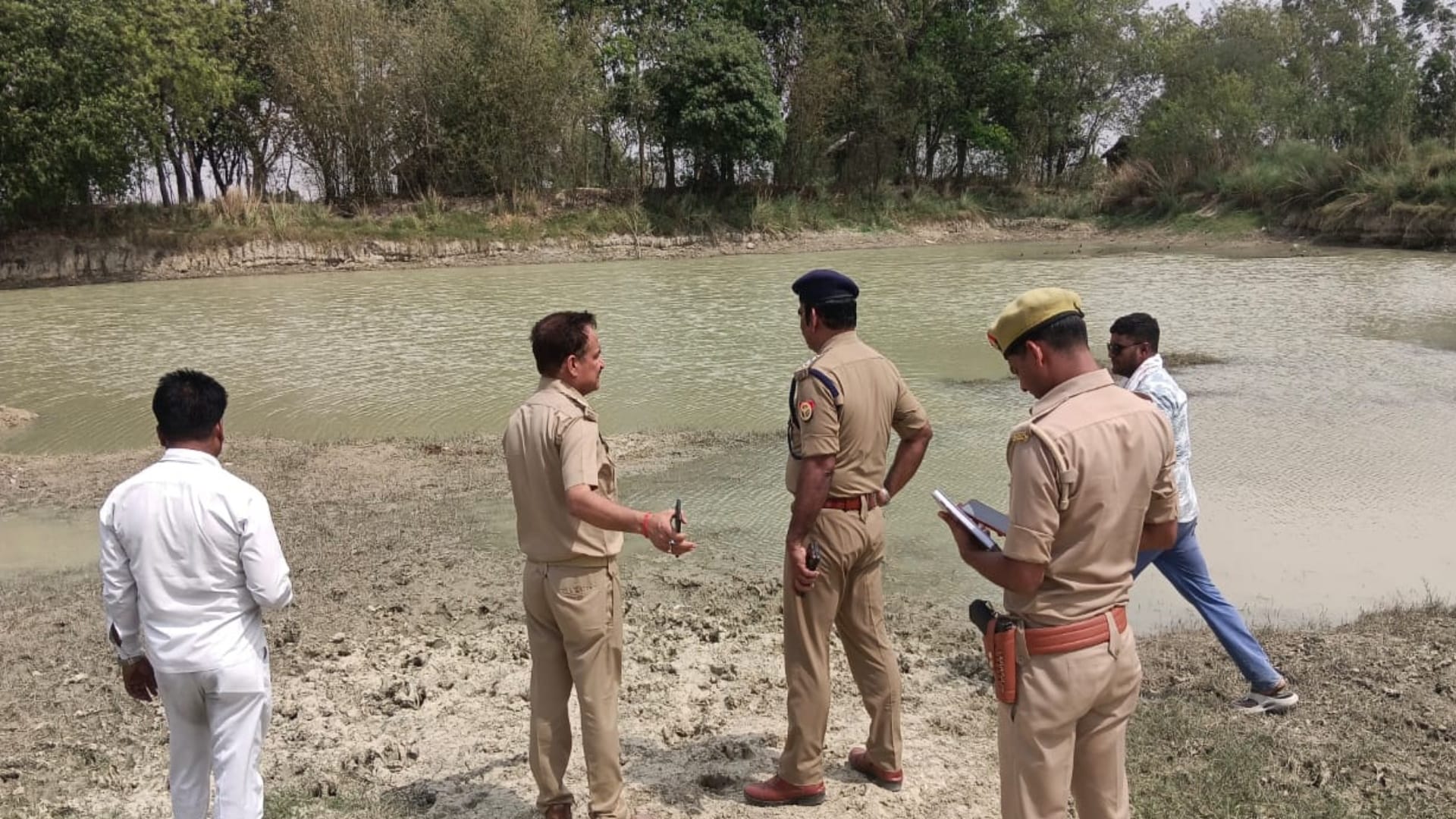 कंधई में तीन भाई-बहनों की तालाब में डूबकर मौत के बाद पहुंची पुलिस।