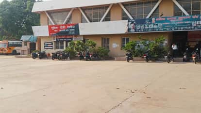 लू चलने से आजमगढ़ रोडवेज पर पसरा सन्नाटा।