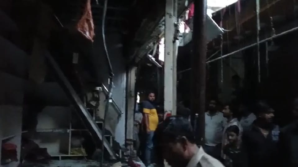 Meerut: A massive fire broke out in a saree shop in Lalkurti Paanth market, panic among shopkeepers
