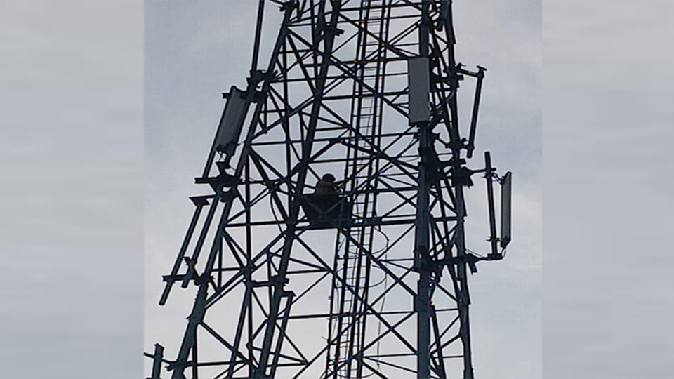 Banda: Enraged by News of Girlfriend's Marriage, Youth Climbs Mobile Tower