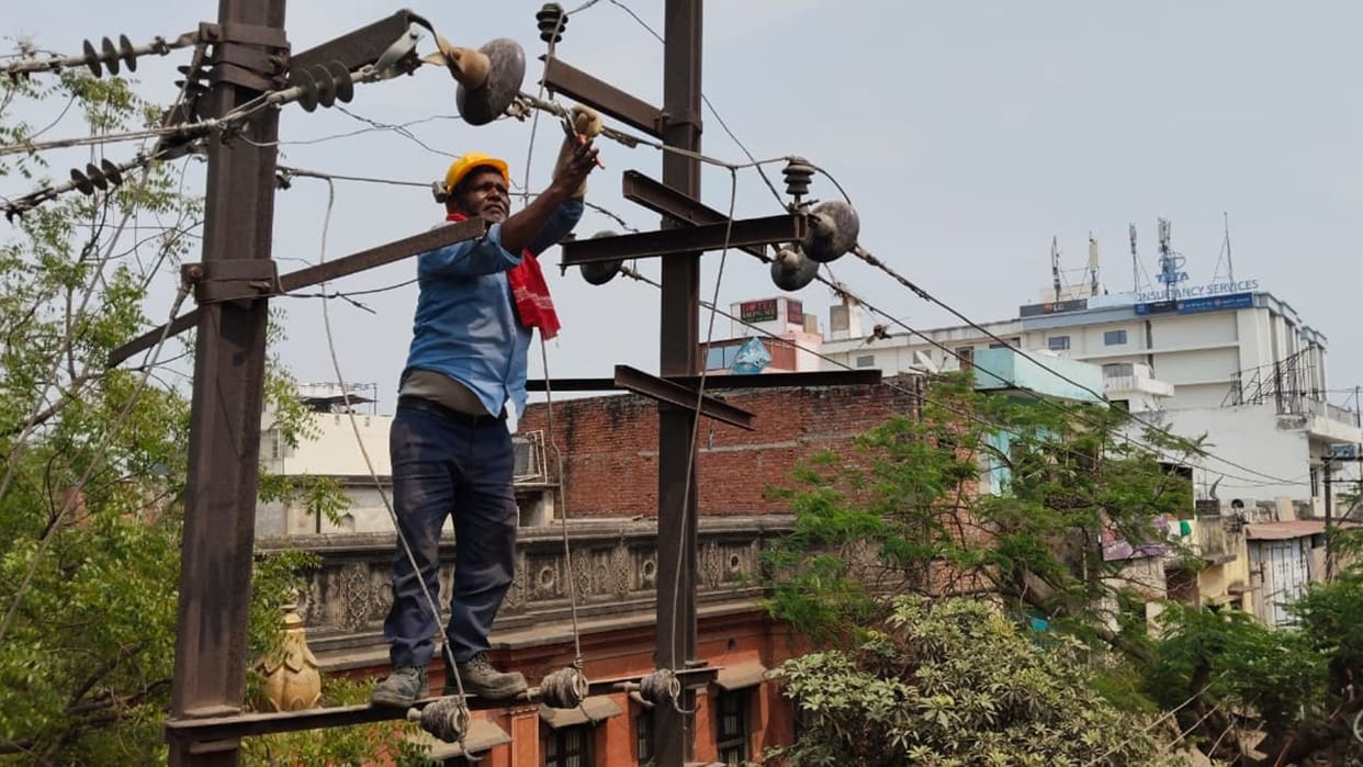 Power Cut in Varanasi Electricity disrupted 5 to 7 times within an hour across 20 city colonies