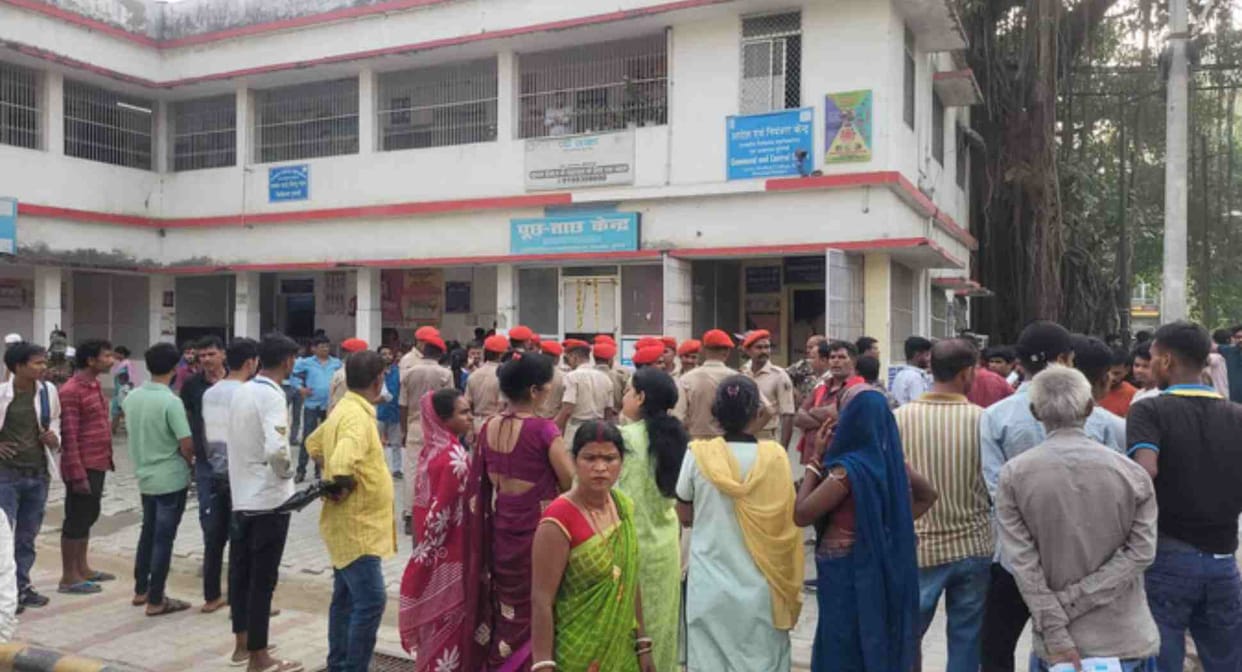 purnia gmch doctors attacked by mob after patient death hospital vandalized