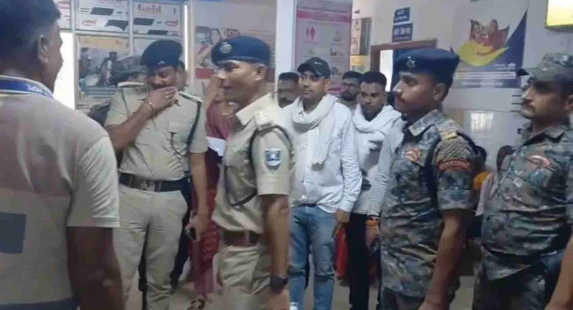 मौके पर मौजूद पुलिस