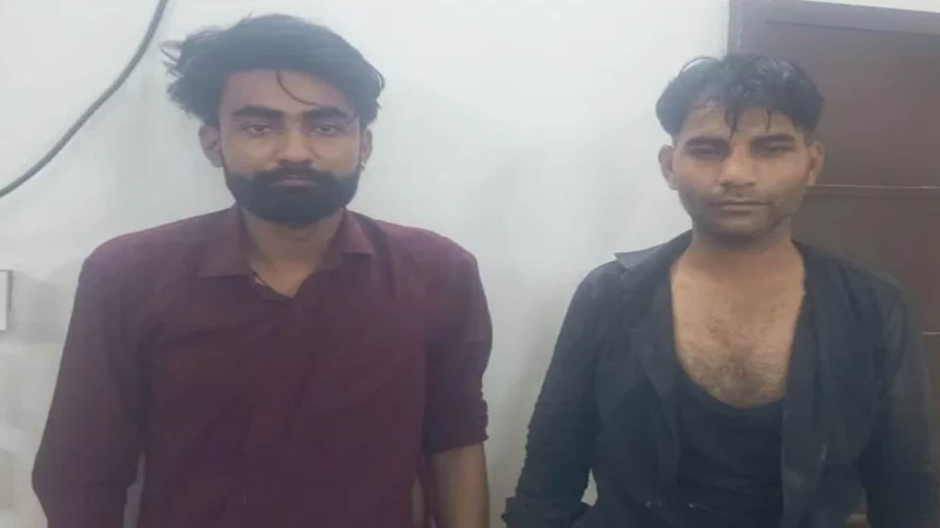 अवैध वसूली के खिलाफ शिकायत दर्ज कराने पहुंचे कर्मचारी
