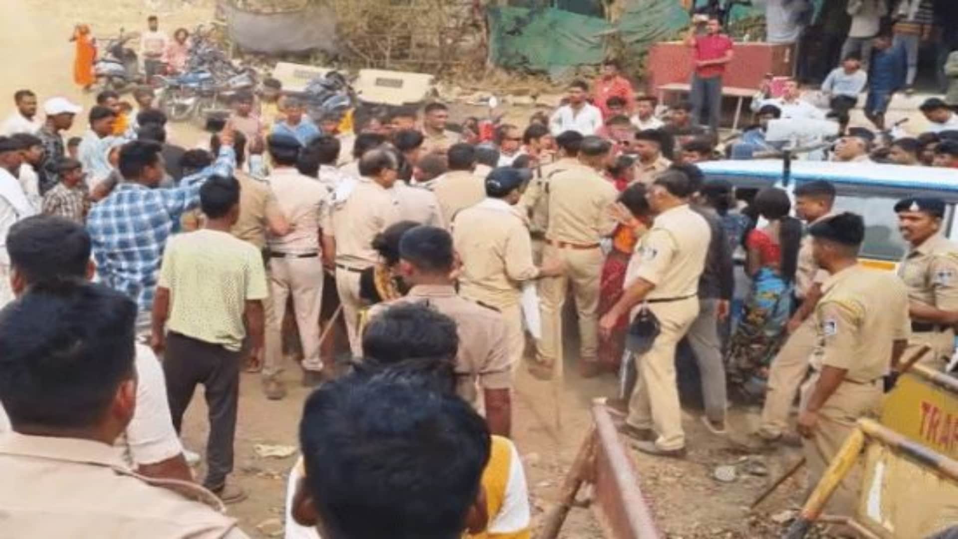 युवक की मौत के बाद भड़के परिजन और ग्रामीण