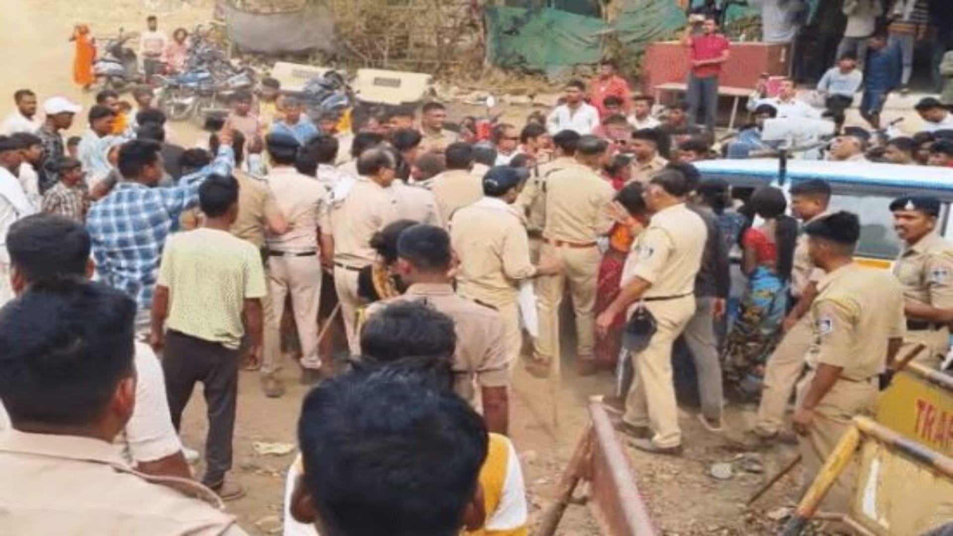 युवक की मौत के बाद भड़के परिजन और ग्रामीण