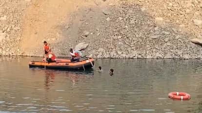 Ujjain News: Two youths who went to bathe in a mine, SDRF saved the lives of 7, search for bodies continues