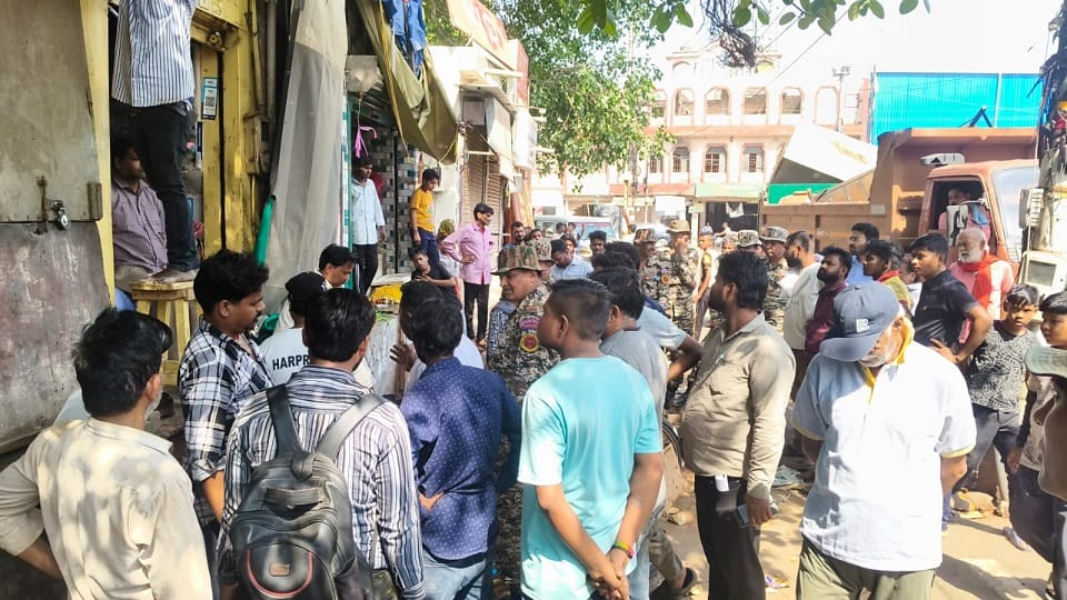 Municipal Corporation Team Conducts Anti-Encroachment Drive in Agra
