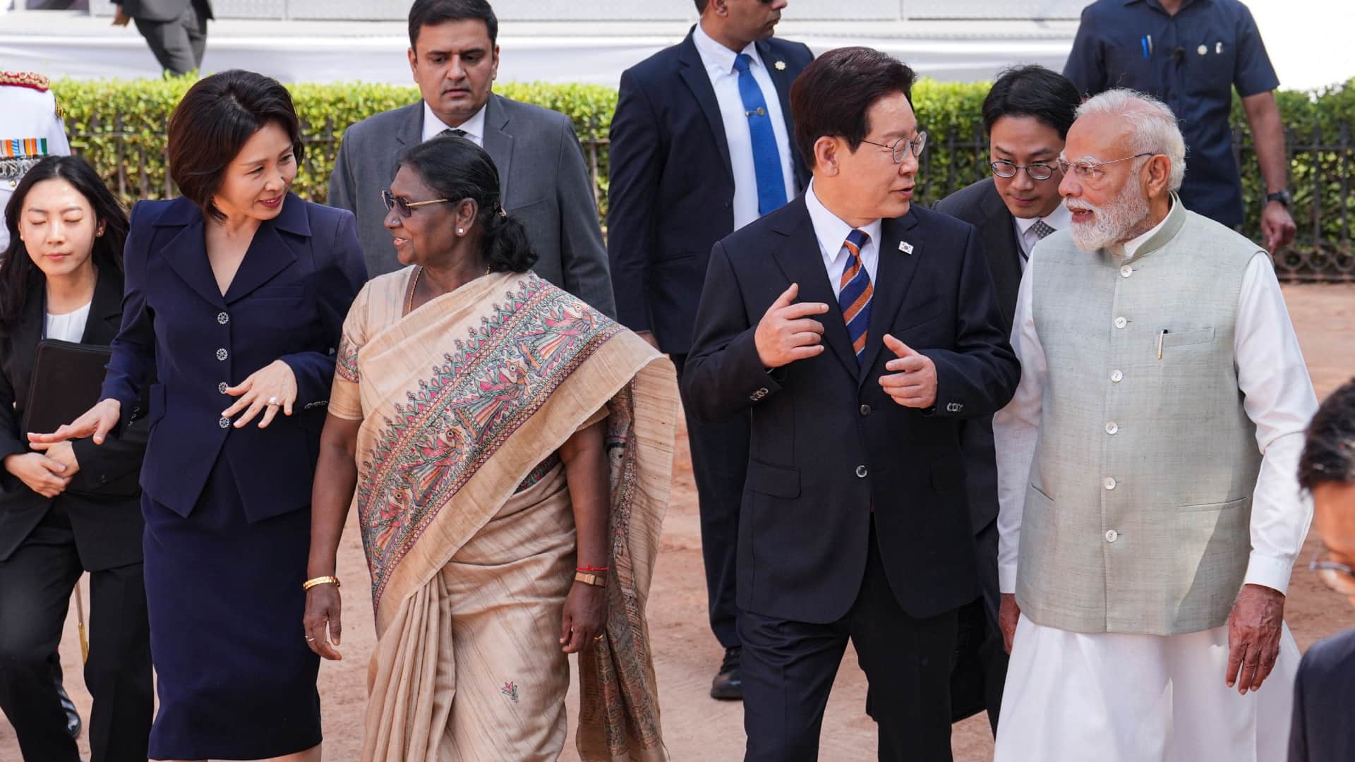Grand Welcome for South Korean President in India, PM Modi Holds Bilateral Talks at Hyderabad House