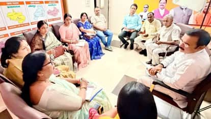 रोहनिया स्थित क्षेत्रीय कार्यालय में बैठक करते भाजपा के लोग।