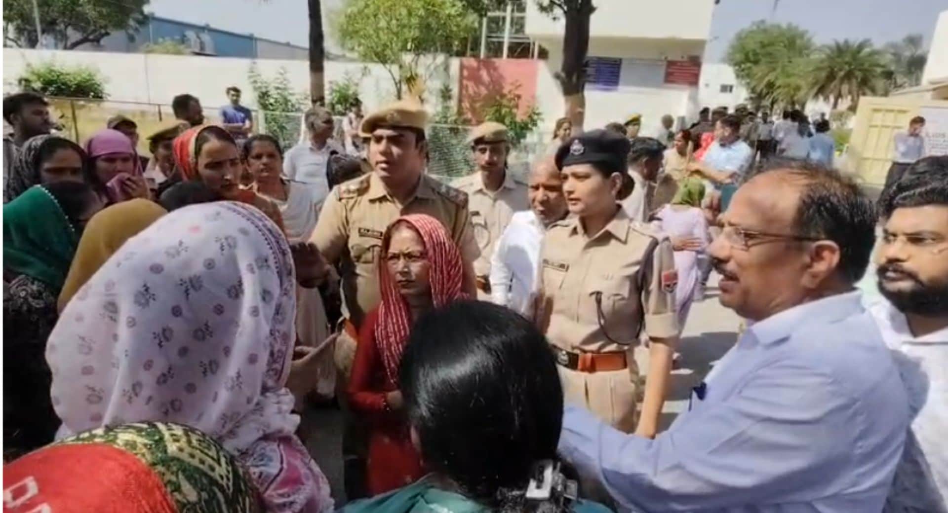 बड़ी संख्या में महिला श्रमिकों ने प्रदर्शन किया