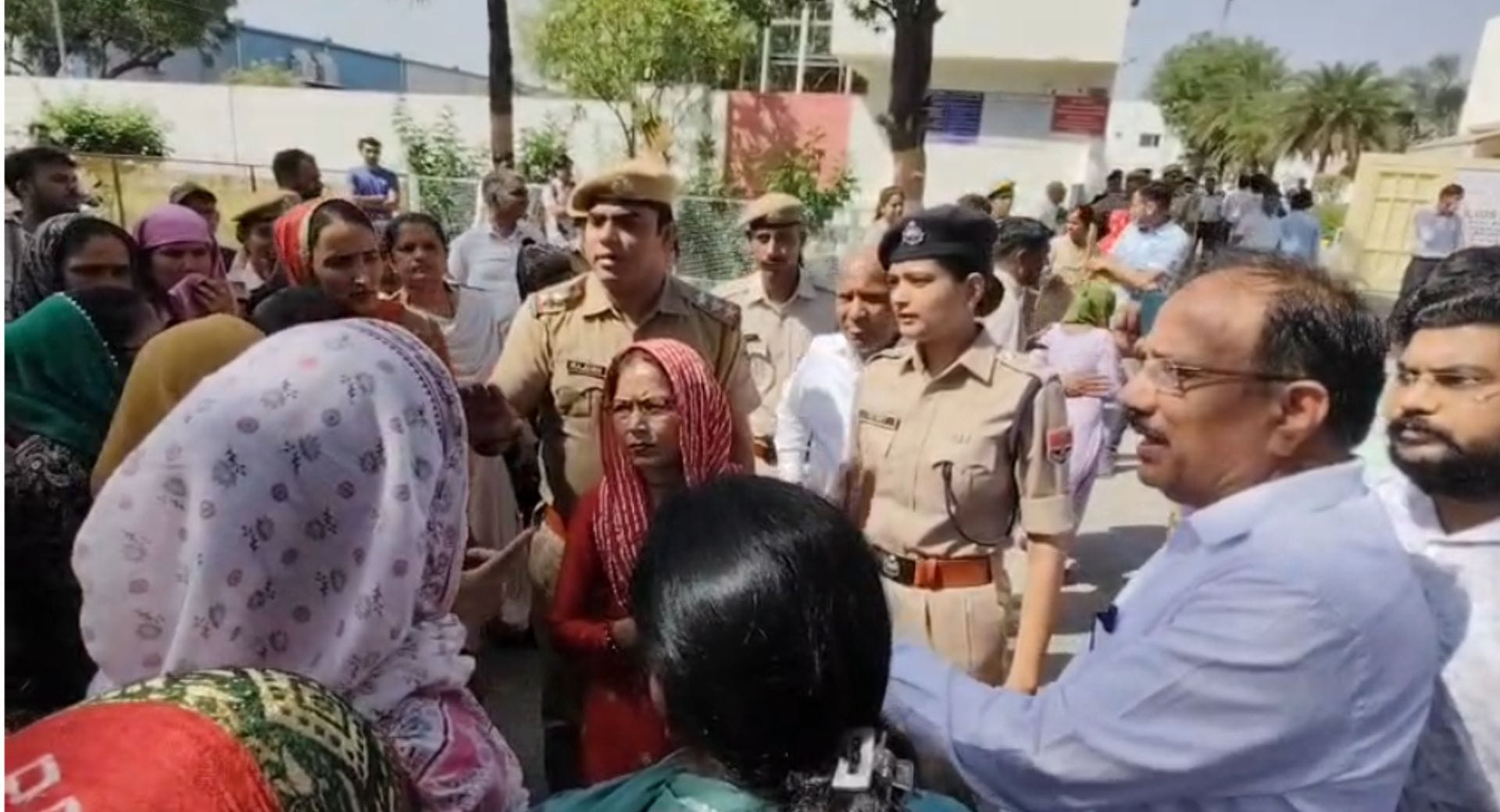 बड़ी संख्या में महिला श्रमिकों ने प्रदर्शन किया