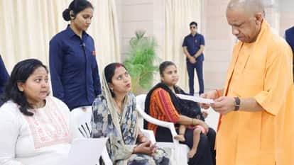 Janata Darshan Yogi Meets Each Petitioner Individually States "Public Service is the Government's Duty