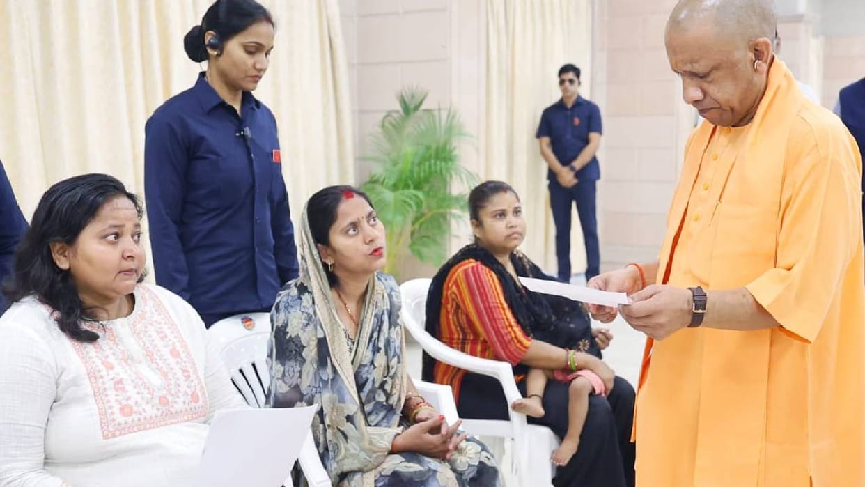 Janata Darshan Yogi Meets Each Petitioner Individually States "Public Service is the Government's Duty
