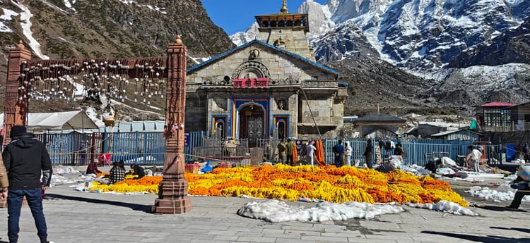 Kedarnath Dham: फूलों से सजने लगा बाबा केदार का धाम, आज गौरीकुंड पहुंचेगी उत्सव डोली, 22 को खुलेंगे कपाट