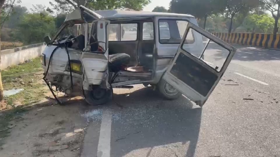 School Van Crashes into Tree in Greater Noida; Six Children Injured