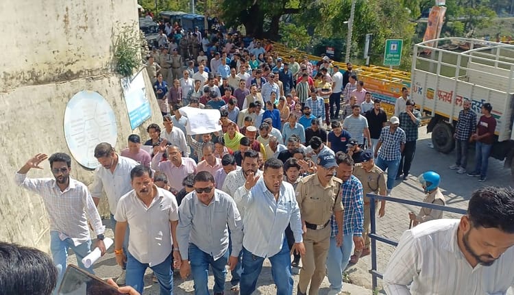 Bhimtal: समुदाय विशेष के युवक ने नाम बदलकर लड़कियों का किया शोषण, भाजपाइयों ने बाजार बंद कराकर कोतवाली घेरी