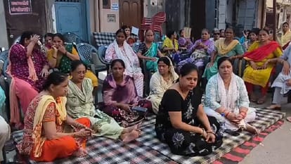 Protest Continues for 15th Day at Central Market Meerut, Women Seek Government Relief to Save Homes and Shops