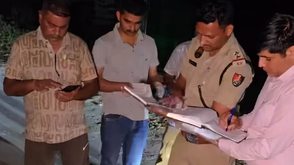जांच करती पुलिस