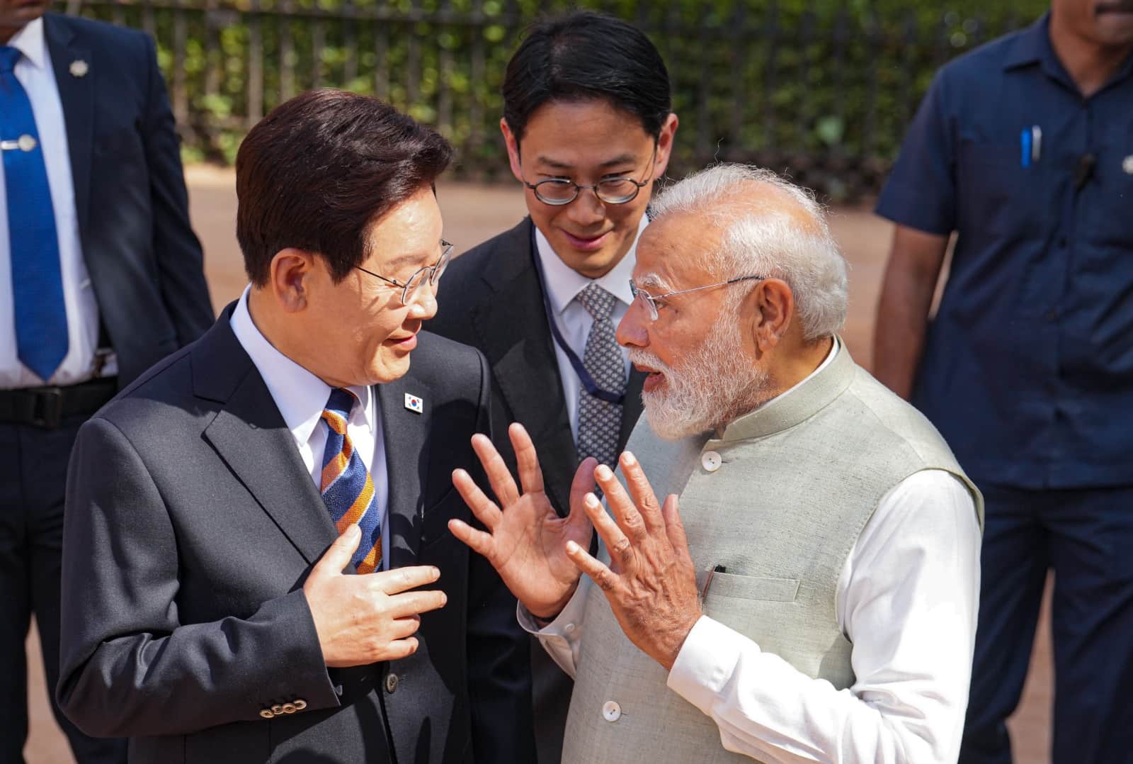 Grand Welcome for South Korean President in India, PM Modi Holds Bilateral Talks at Hyderabad House