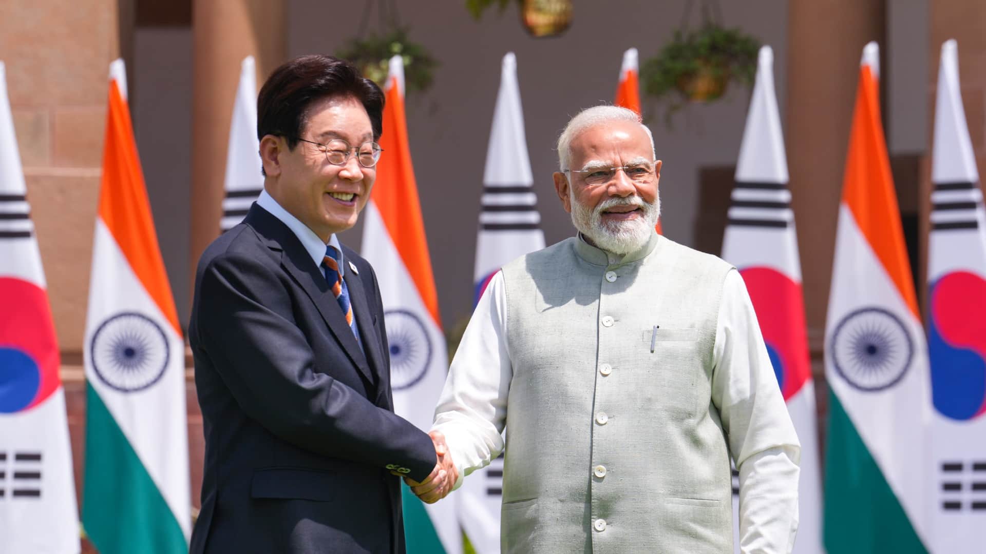 Grand Welcome for South Korean President in India, PM Modi Holds Bilateral Talks at Hyderabad House