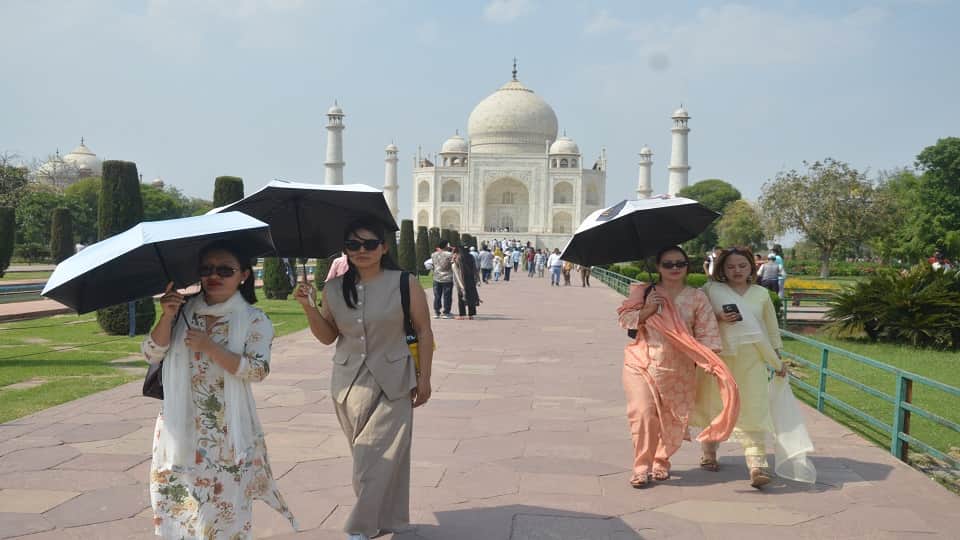 ताजमहल पर भीषण गर्मी में पर्यटक