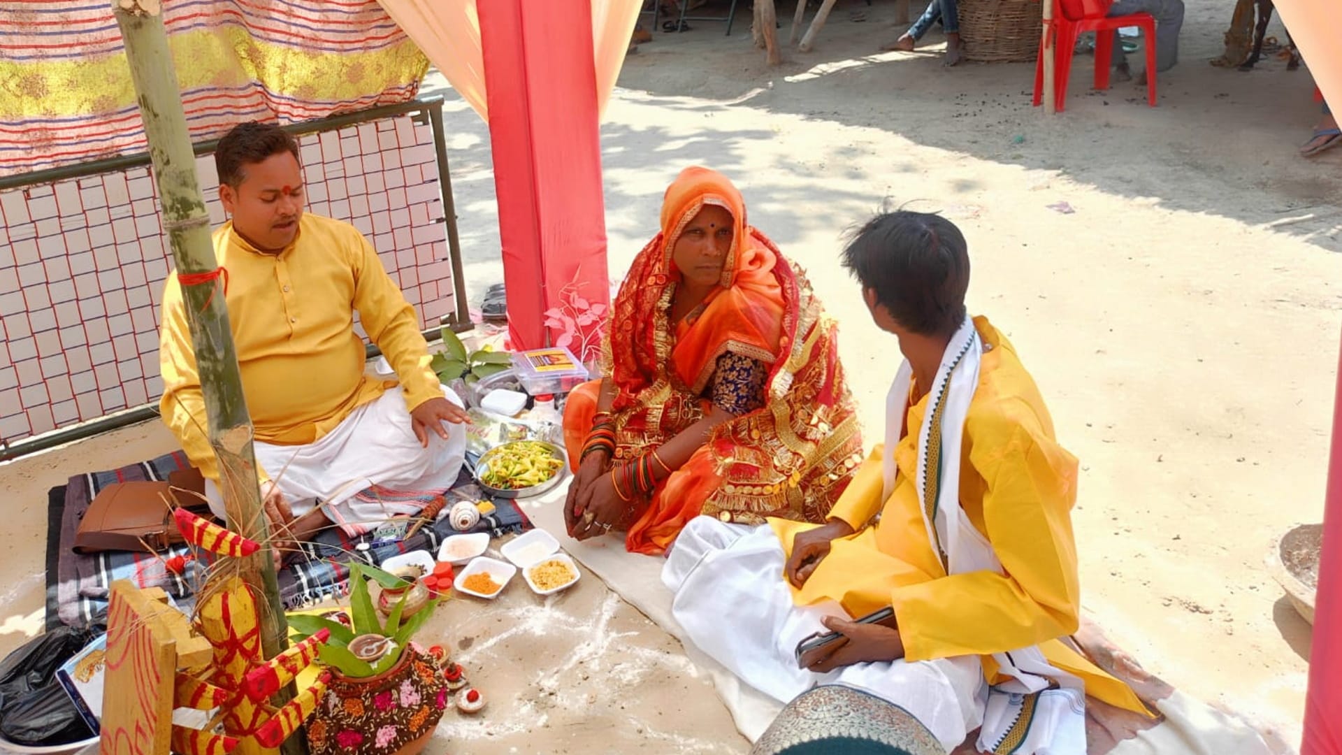 दूसरी शादी के लिए मंडप में बैठा युवक।