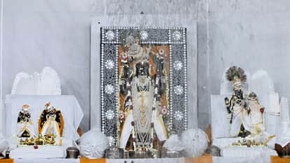 Akshaya Tritiya Celebrations at Dwarkadhish Temple Mathura with Rituals of Cooling Service and Devotee Rush