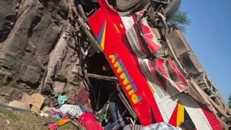 जम्मू-कश्मीर में बड़ा सड़क हादसा: उधमपुर में खाई में गिरी यात्री बस, 15 लोगों की मौत, कई घायल