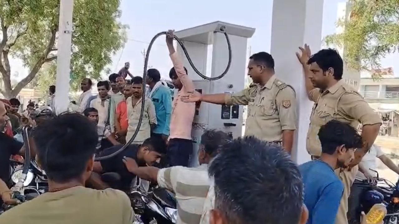 व्यवस्था सुधारने खुद पंप पर खड़े हुए एसओ