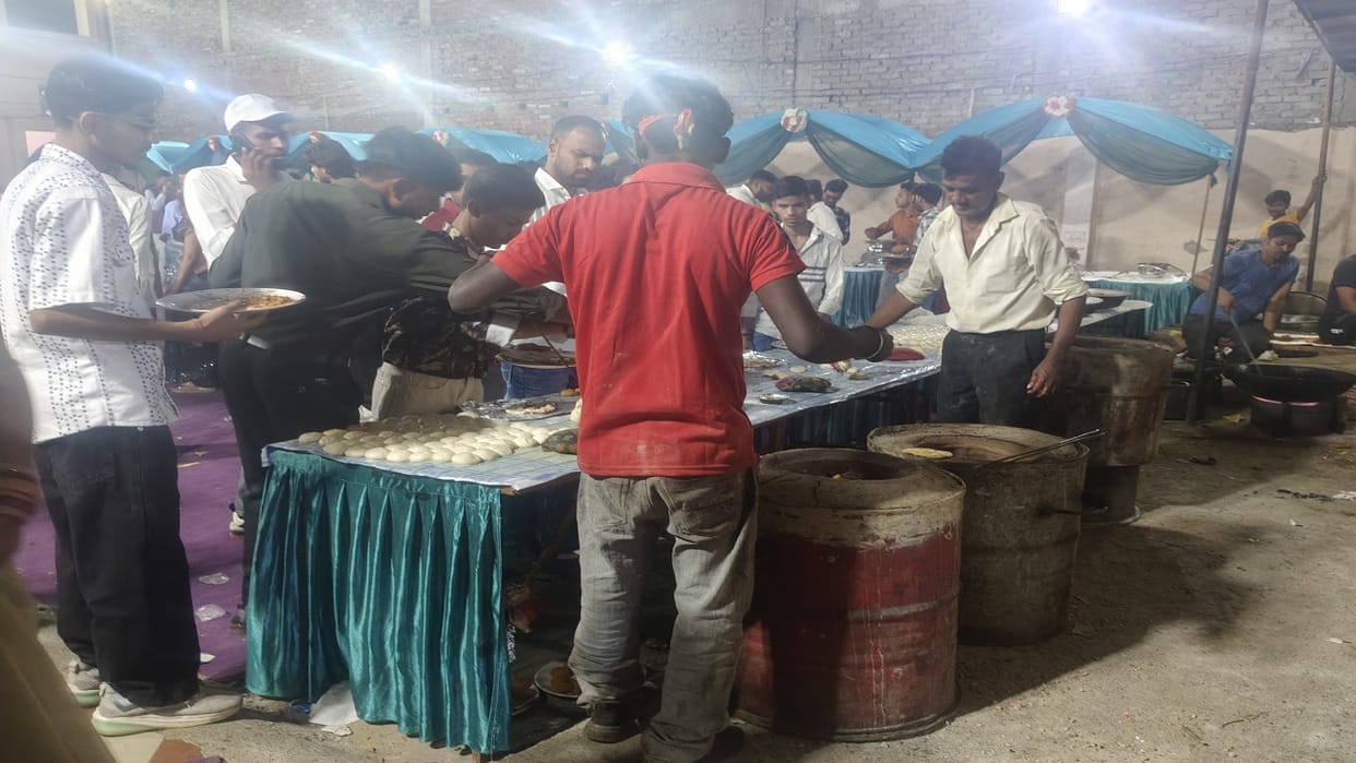 Somewhere half-fried someone relied on the tandoor to serve hot dishes in the wedding procession