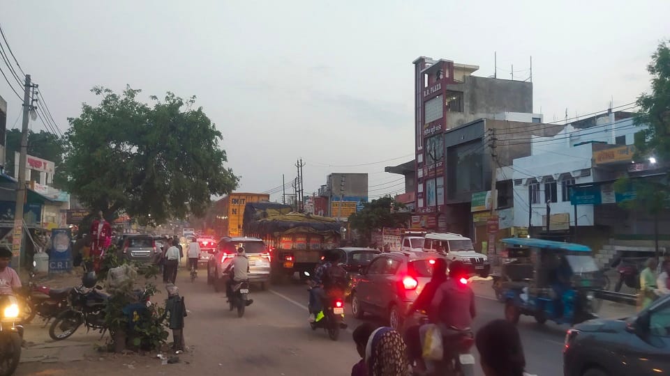 Wedding Rush Triggers Massive Traffic Jam in Khandauli: Ambulance Stuck, Commuters Struggle in Heat
