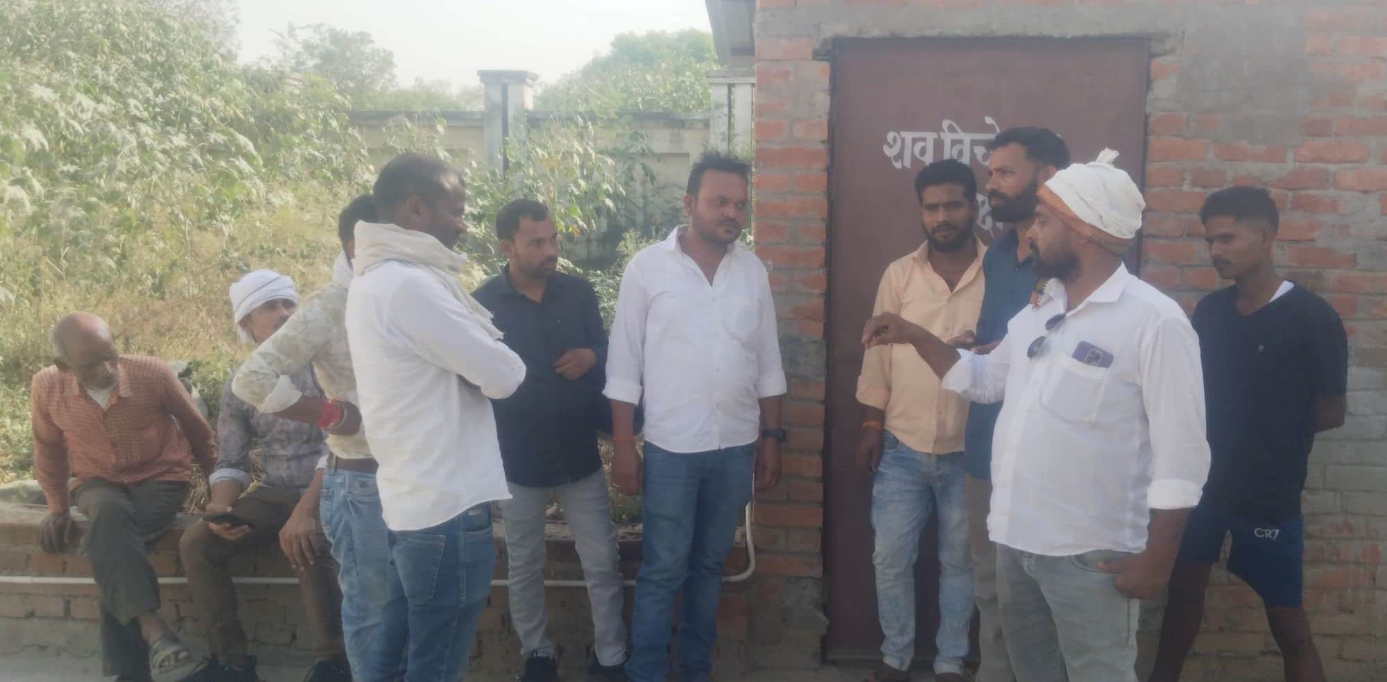 पोस्टमार्टम हाउस सद्दरपुर के बाहर मौजूद मृतक के परिजन।