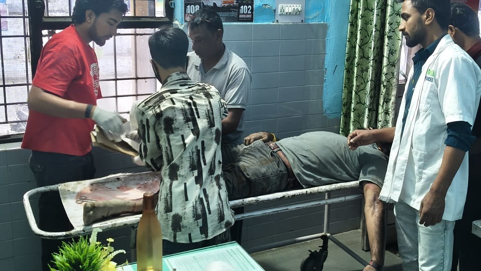 Shamli: A young man was walking on the railway track, one leg got severed after being hit, he got head injury.