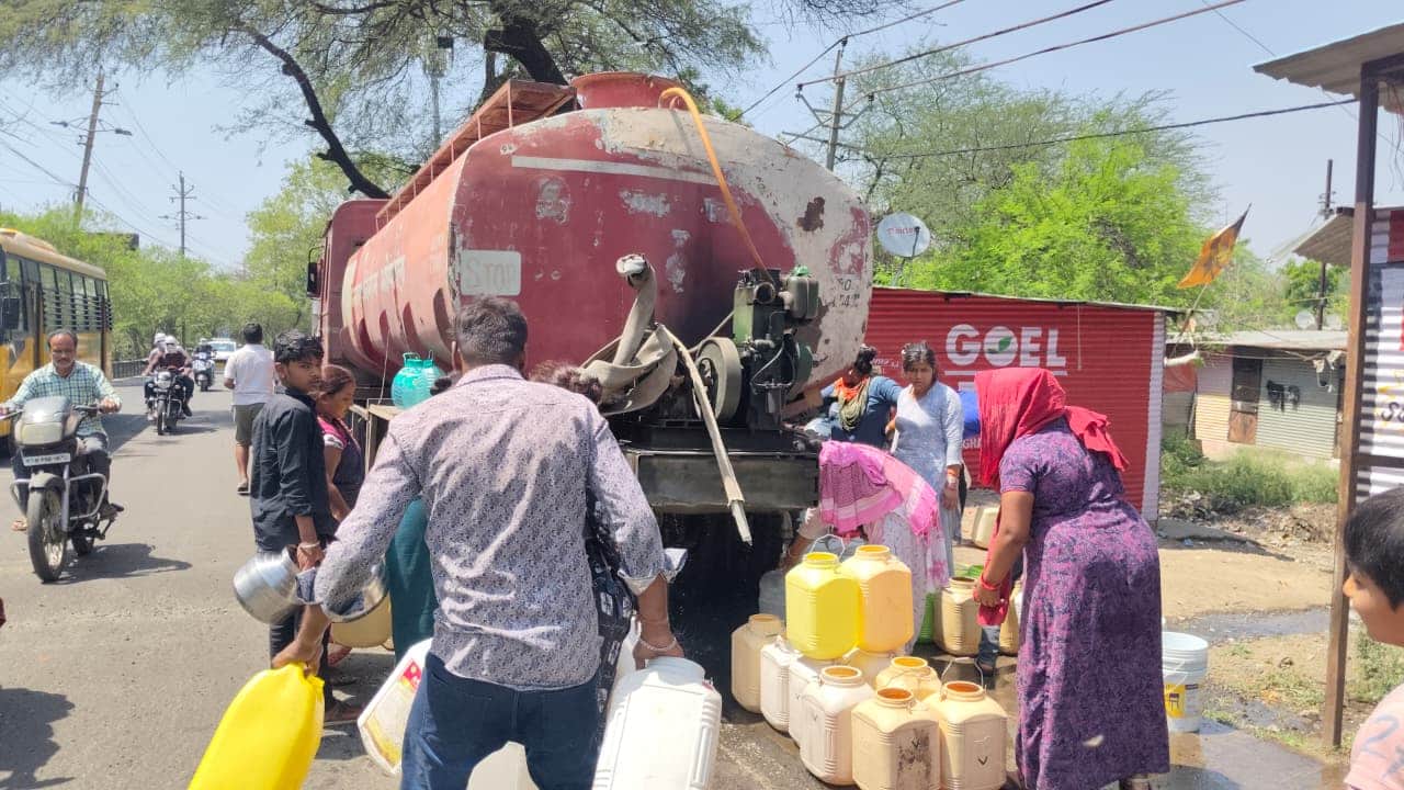 पानी लेने पहुंचे लोग