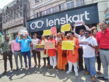 Protest Against Lenskart in Bhopal: Uproar Over Tilak and Kalava; Hindu Organization Takes to the Streets, War