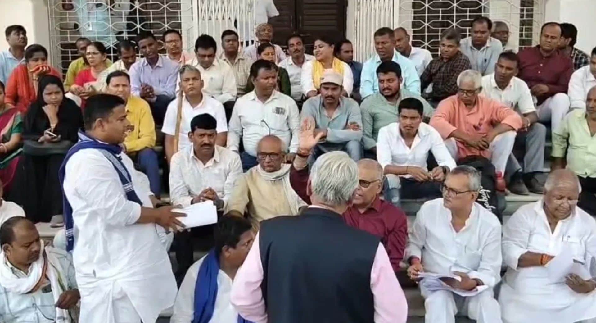 प्रदर्शन करते कर्मचारियों से वार्ता करते कुलपति लक्ष्मी निवास पाण्डेय