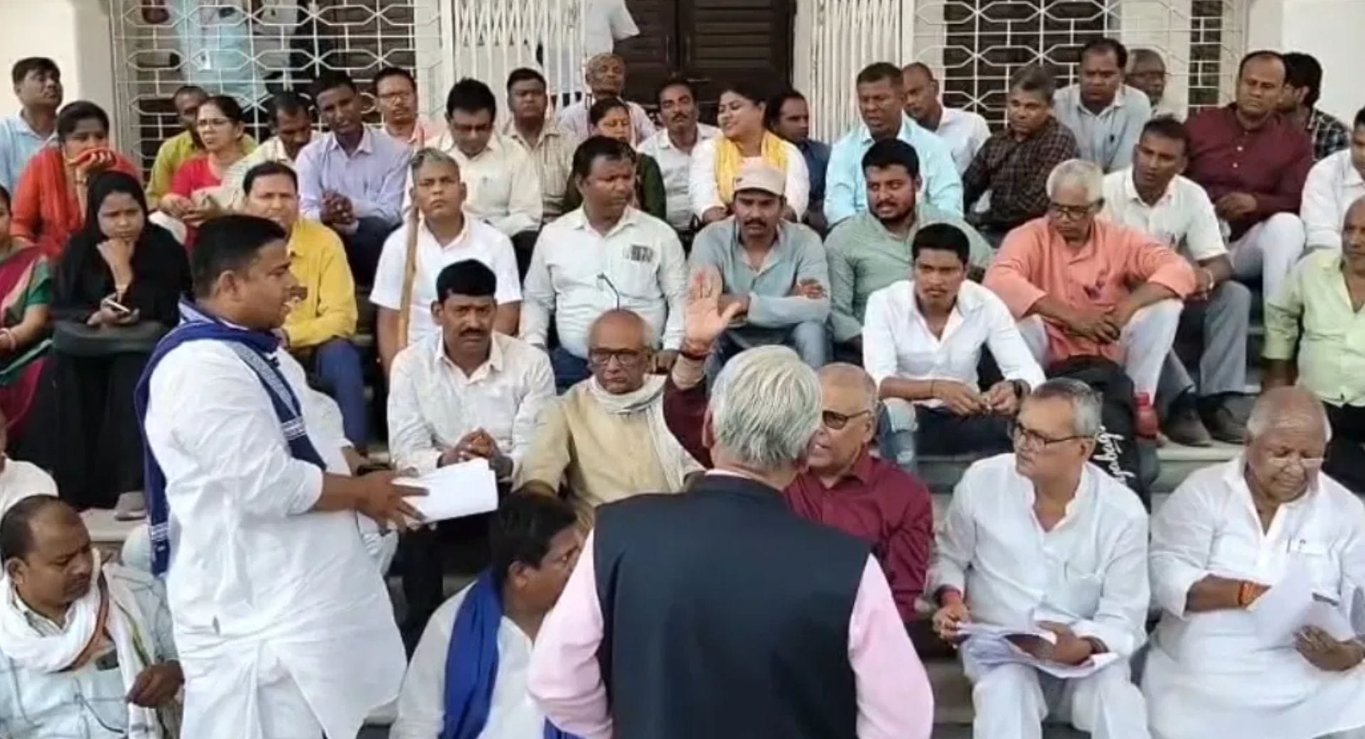 प्रदर्शन करते कर्मचारियों से वार्ता करते कुलपति लक्ष्मी निवास पाण्डेय