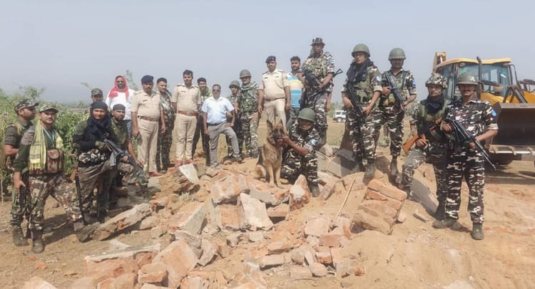 Bihar News: जमुई नक्सल मुक्त होने के बाद बड़ी कार्रवाई, जंगल में बना नक्सली स्मारक ध्वस्त