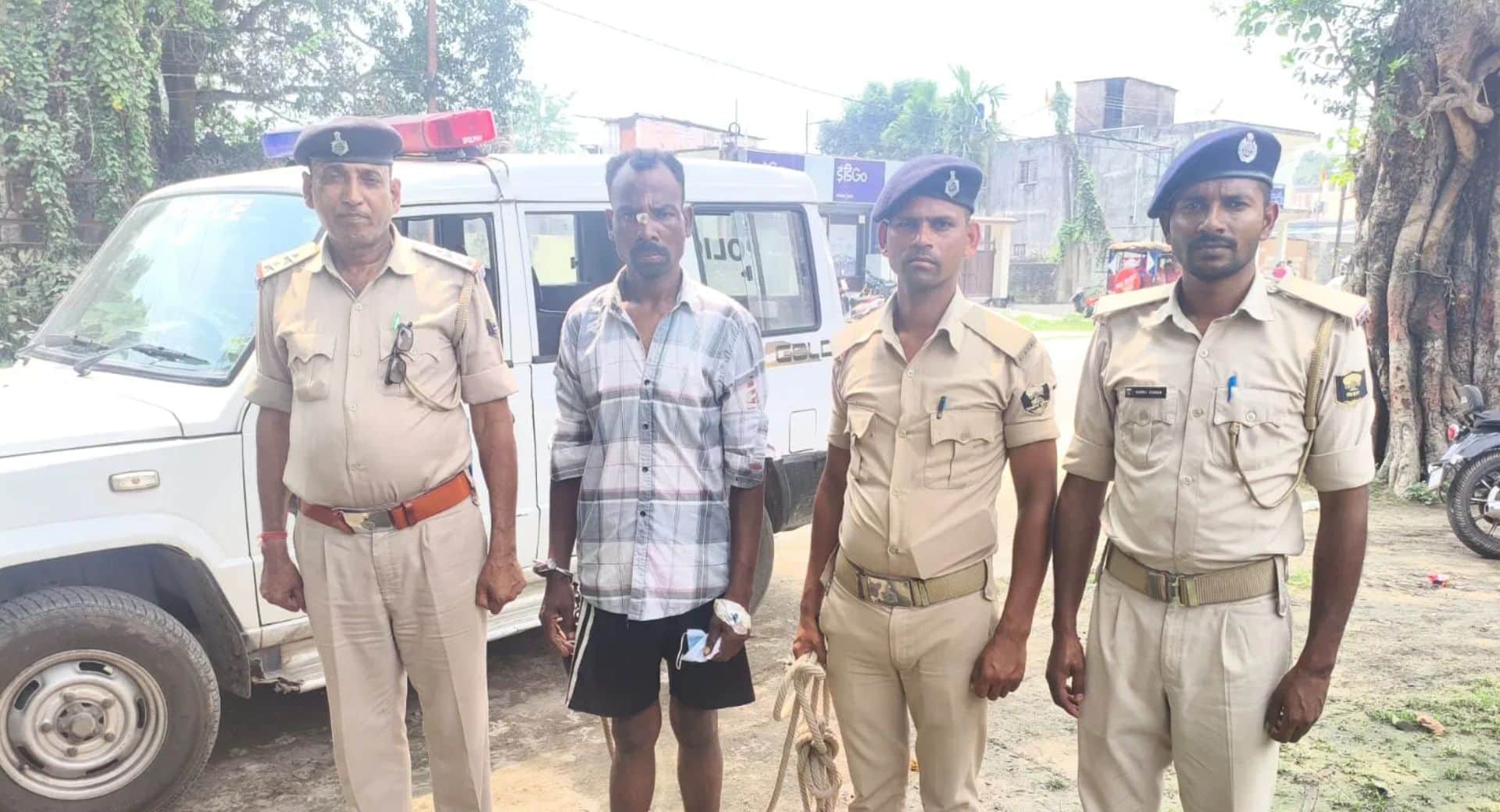 पुलिस ने आरोपी को गिरफ्तार किया