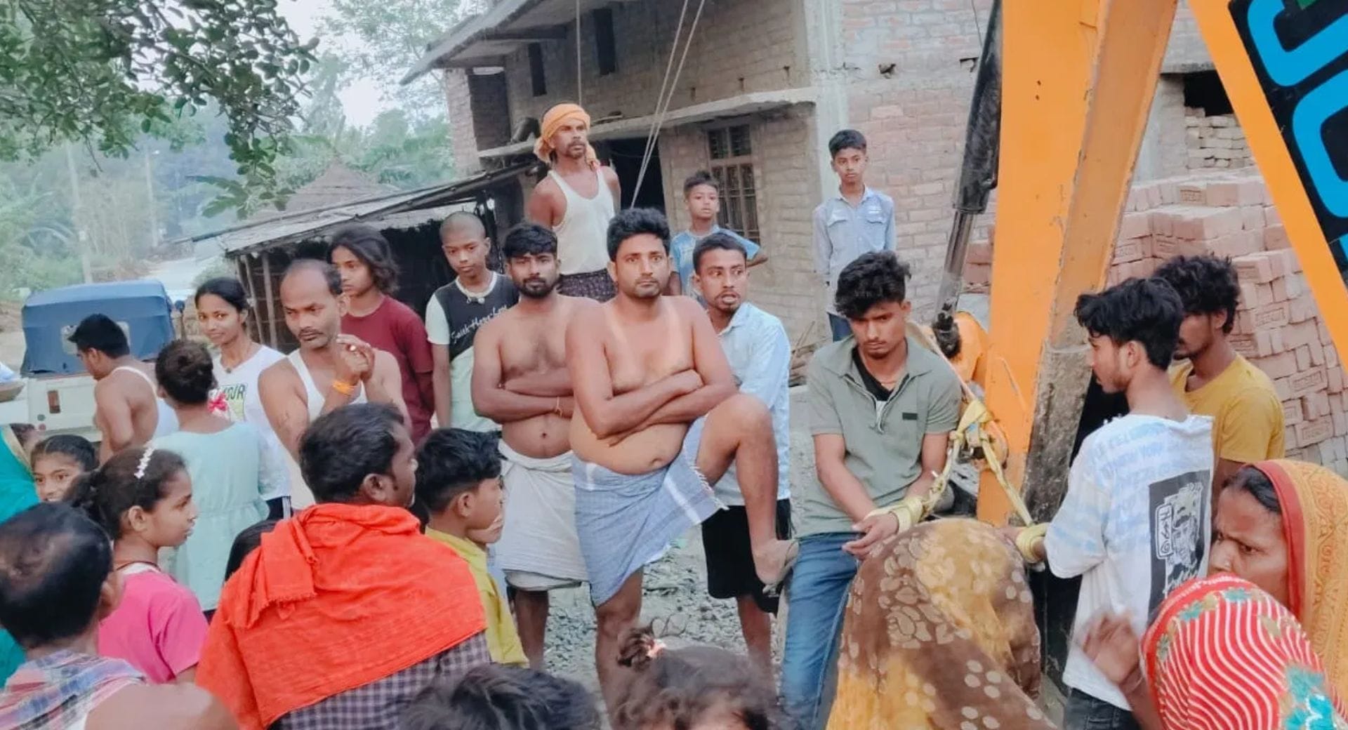 पुलिस ने युवकों को ग्रामीणों के चंगुल से छुड़ाया