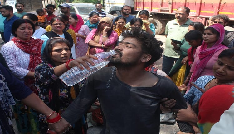 नम हुईं आंखे: तेज रफ्तार बस ने छीनी मासूम कनक की जिंदगी, खाना खाने बैठे पिता का निवाला धरा का धरा रह गया