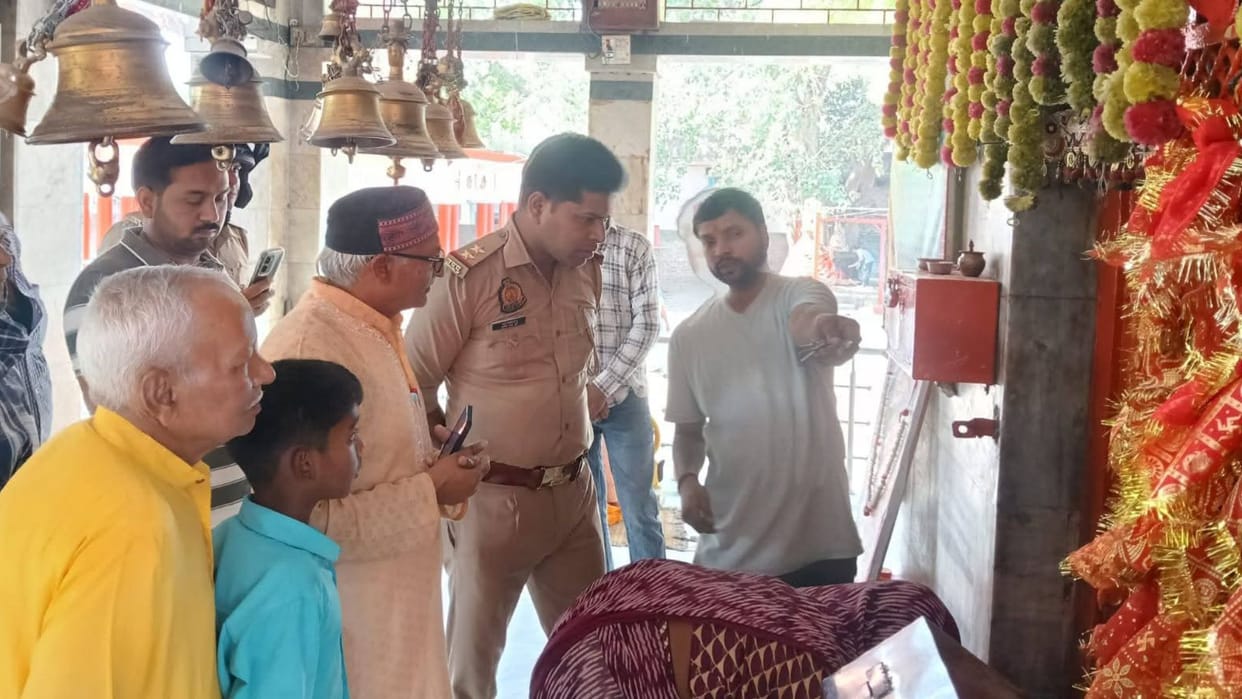 Thieves broke lock of sanctum sanctorum at Maa Chandi Dham and stole jewelry in Ghazipur