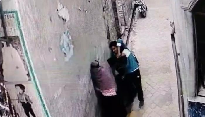 Shamli: The young man dragged the girl, took her to the street, twisted her hand, made her fall down