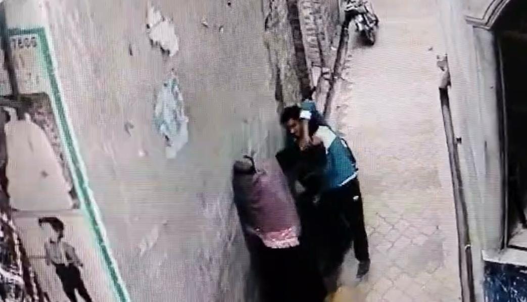 Shamli: The young man dragged the girl, took her to the street, twisted her hand, made her fall down